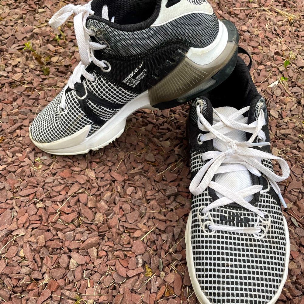 Witness Nike HO 22 performance basketball sneakers size 10 excellent condition